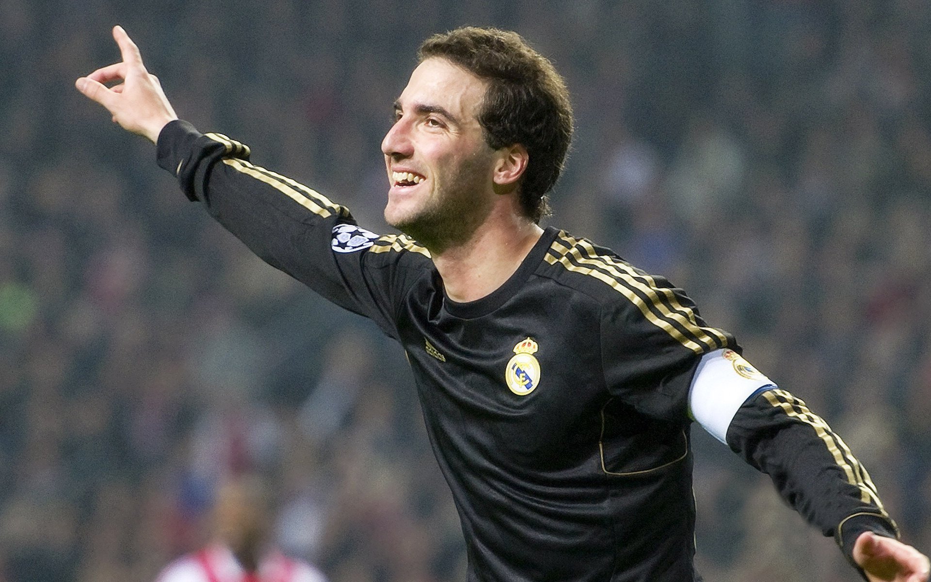 九游娱乐-国士无双：赛场拼抢中的不屈英雄